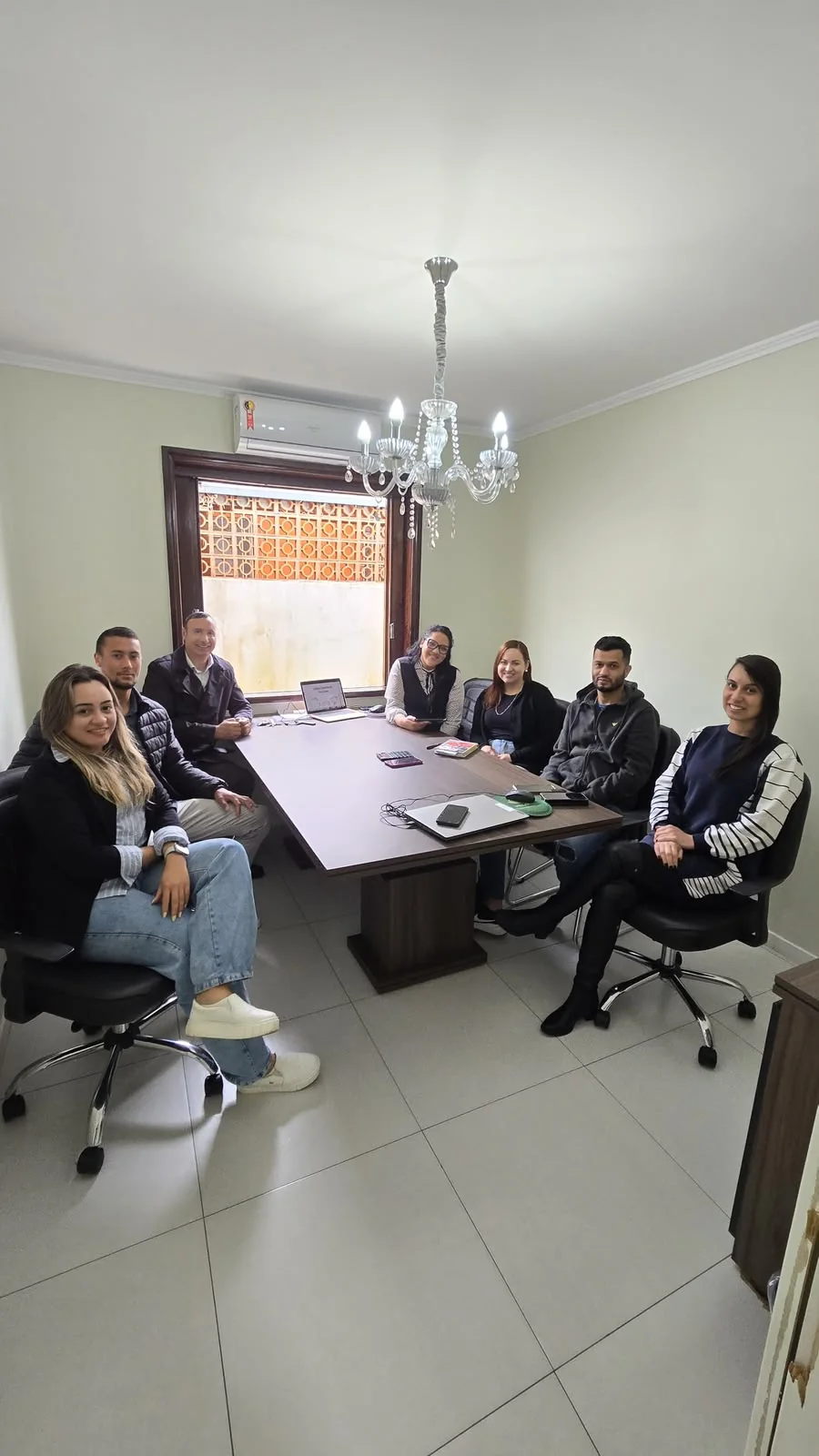 Equipe de locação reunida durante treinamento jurídico presencial