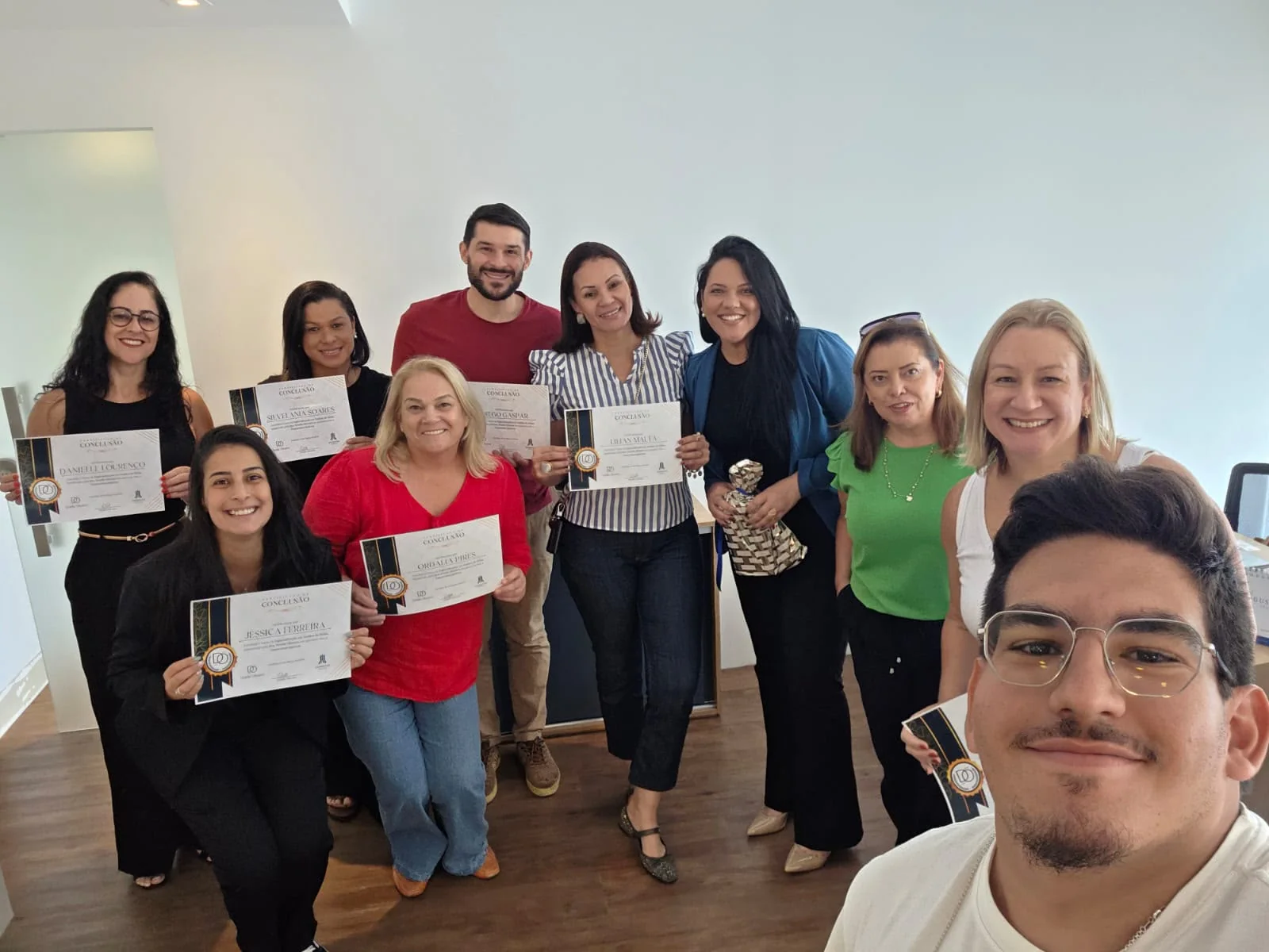 Participantes com certificados após treinamento jurídico para o mercado imobiliário