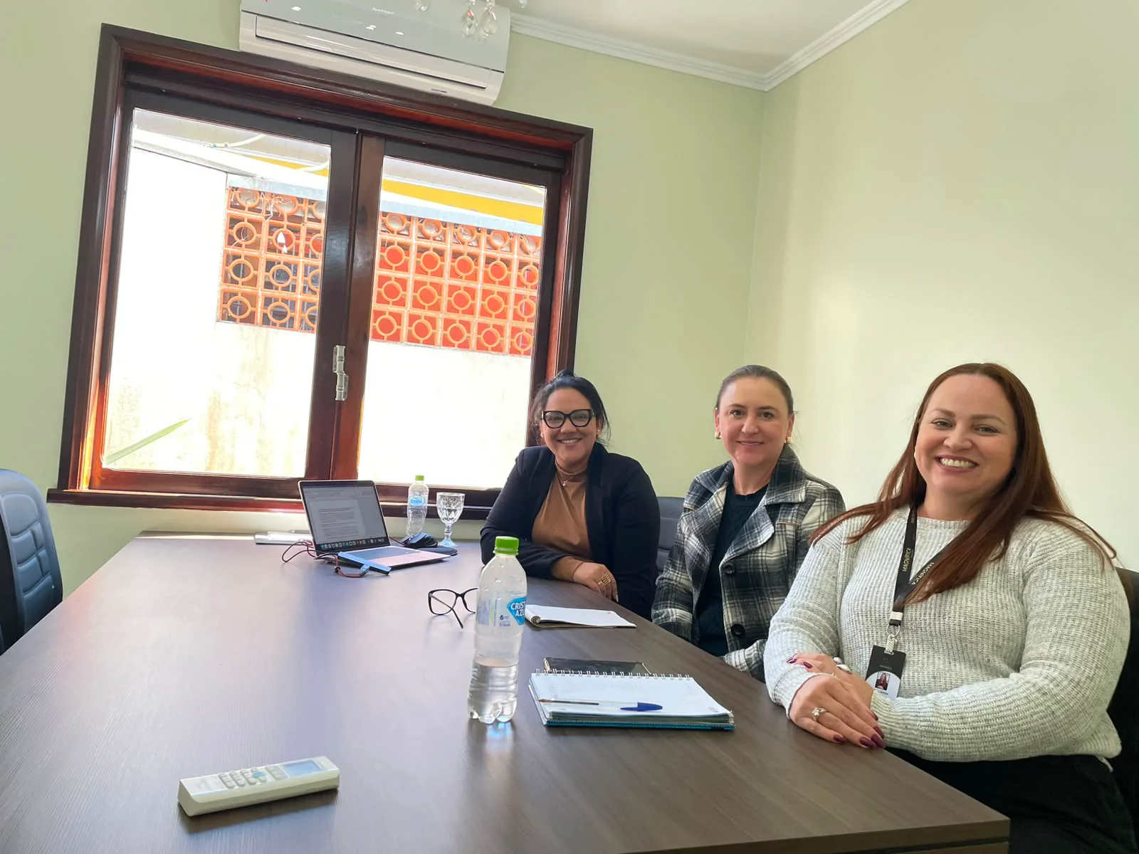 Turma com certificados de conclusão de treinamento jurídico