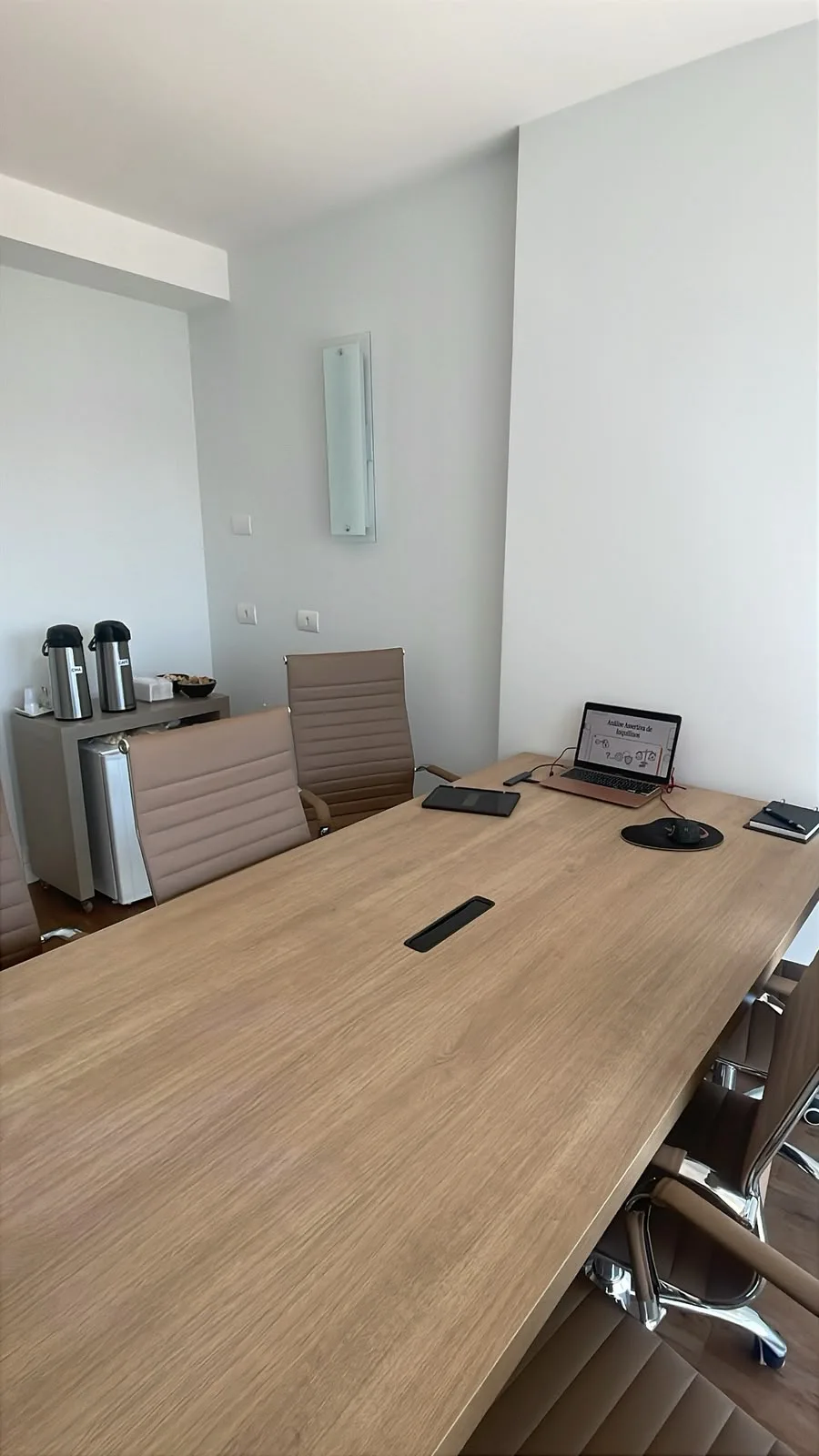 Equipe reunida em treinamento presencial dentro da empresa